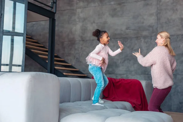 Madre e hija divirtiéndose mucho mientras bailan — Foto de Stock