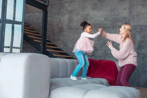 Блондинка мама і її прийомна дитина танцює і сміється — стокове фото