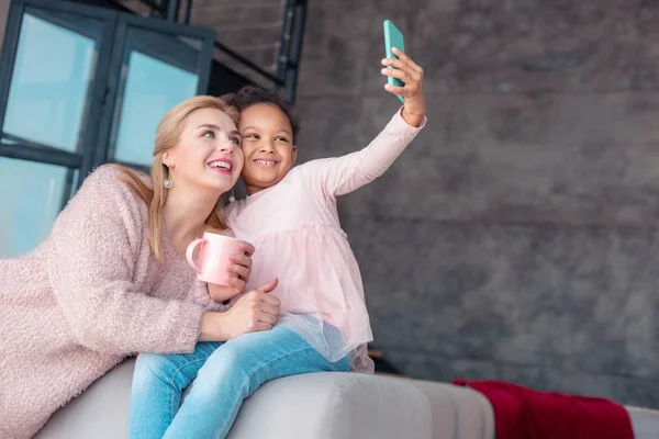 Stralend van schattige dochter maken selfie met haar liefdevolle moeder — Stockfoto