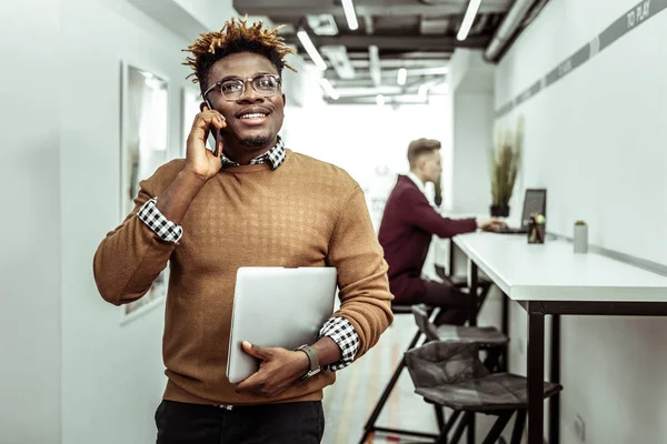 Smiling guy having pleasant conversation while going on break — Stock Photo, Image