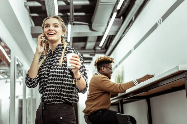 Lachen aantrekkelijk meisje worden betrokken bij actieve chatsessie — Stockfoto