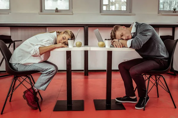 Gli impiegati sono estremamente stanchi durante la giornata lavorativa attiva — Foto Stock