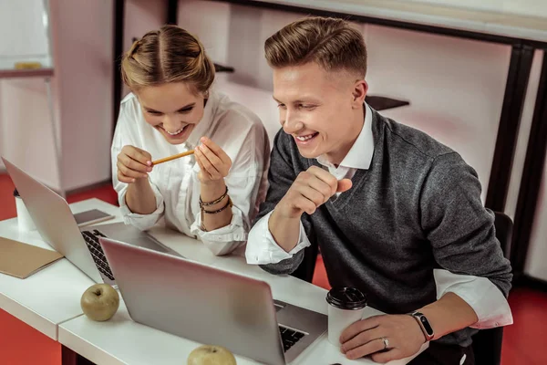 Arbeitskollegen sind bei gemeinsamer Arbeit gut gelaunt — Stockfoto