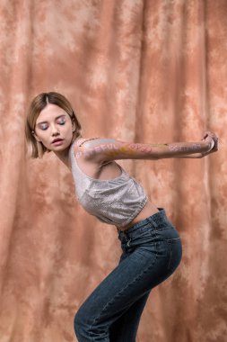 Güzel çekici genç kadın feminizm hareketi teşvik