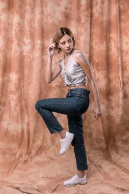 Tek ayak tutan çekici iyi görünümlü kadın