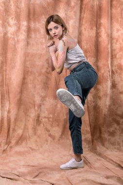 Güzel genç kadın kendini korumak için güçlü olmak