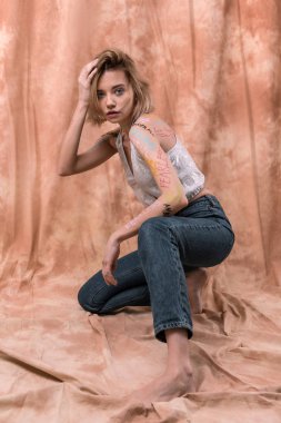 Bir model olarak çalışan güzel çekici kadın