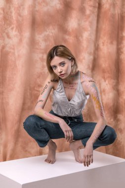 Güzel iyi görünümlü kadın için adresleme