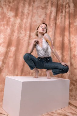 Güzel bir genç model düşük açılı