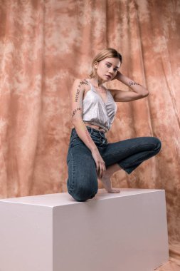 Güzel profesyonel genç model işini yapıyor