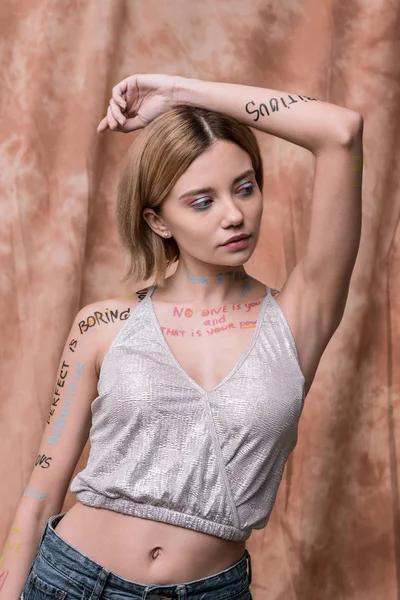Hermosa mujer agradable mostrando su cuerpo con inscripciones —  Fotos de Stock