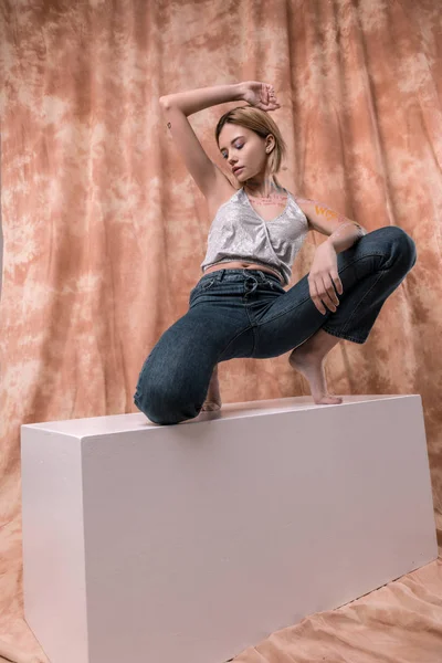 Profesional joven modelo estar en el estudio de fotografía — Foto de Stock