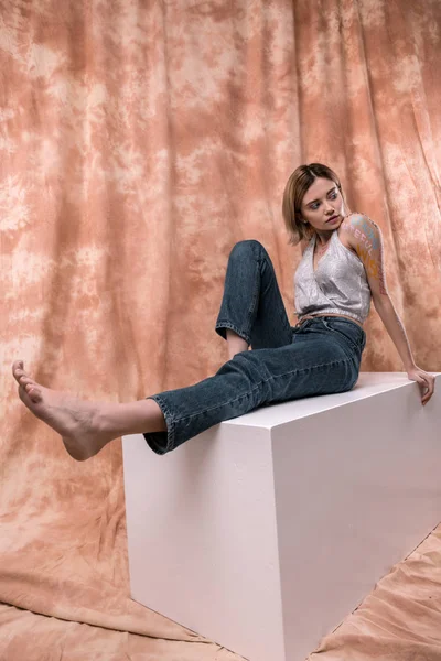 Mulher atraente agradável esticando a perna — Fotografia de Stock
