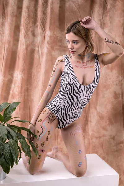 Mooie jonge vrouw met tekeningen op haar lichaam — Stockfoto