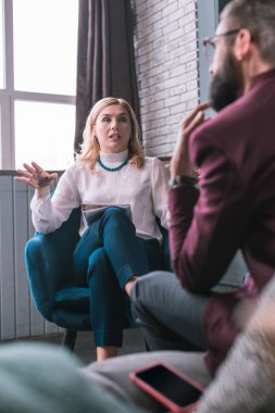 Profesyonel psikolog müşteri ile iletişim kurulurken neşeli hissediyorum