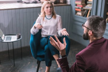 Aile sorunları için profesyonel terapist konuşmak insanın Üstten Görünüm