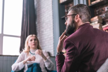 Sakallı adam duygu düşünceli soruları yanıtlayan psikolog