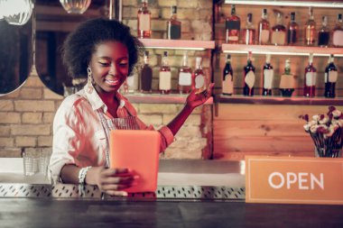 Afrikalı-Amerikalı çalışan yapım selfie ayakta, sayaç bar bar çekici