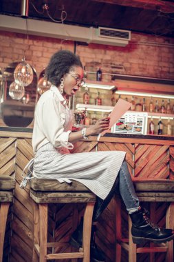 Sürpriz Afro-Amerikan esmer fantezi bar çalışan gazetelerde bakarak gözlüklü şokta eller