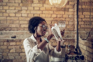 Keyifli Afro-Amerikan barmen parlatma bardak şarap gözlük takan