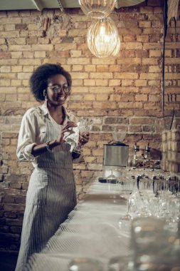 Afrikalı-Amerikalı neşeyle gözlük loft barda parlayan ışık saçan büyüleyici