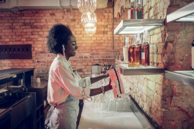 Alt yapım havlu ile Temizlik Bar genç gülümseyen Afro-Amerikan