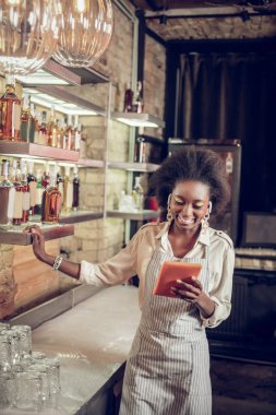 Afrikalı-Amerikalı barmen okuma çatı bar yeni kokteyl tarifi gülümseyen