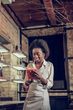 Tablet'Afro-Amerikan çatı bar garsonu koyarak sipariş bilgileri çekici