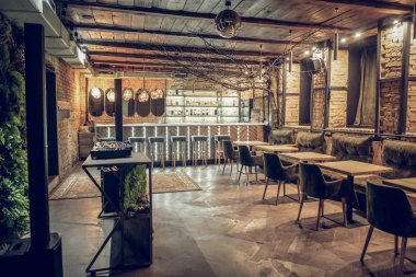 Çatı katı tarzında dekore edilmiş bar modern iç atış