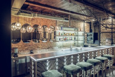 Çatı bar tuğla iç aydınlatma ile dekore edilmiş fotoğrafı
