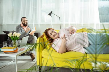 Mutlu tombul kadın kişi kameraya işaret