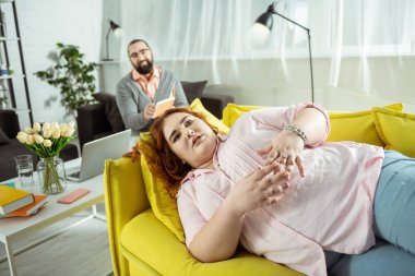 Şok genç kadın Danışma sonuçları için dinleme