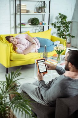 Kanepede yatan yorgun tombul kadın insan