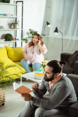 Tombul kadın silüeti telefon konuşan