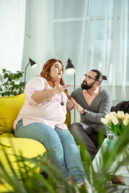 Duygusal kız psikolog ile konuşurken gesticulating