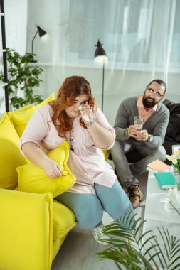 Sevimli genç dolgun kadın kişi Bulimia acı