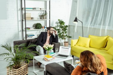 Ciddi bir kenara penceresine bakarak adam sakallı