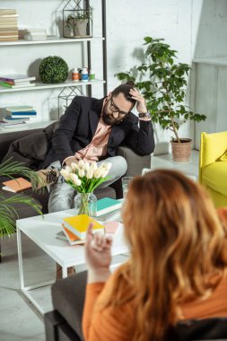 Tüm kulaklarında olmak Uygulayıcı genç sakallı