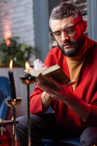 Зрілі бородаті майбутні пророки читають стару книгу для фокусників — стокове фото