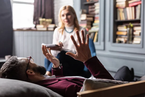 Man gevoel emotionele delen van zijn persoonlijke problemen met therapeut — Stockfoto