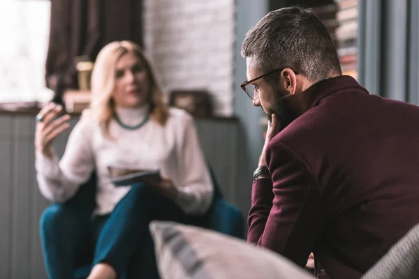 Bebaarde man met bril gevoel betrokken bezoekende therapeut — Stockfoto