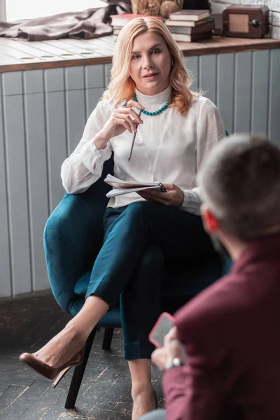 Blonde-haired therapeut dragen witte blouse helpen haar constante cliënt — Stockfoto