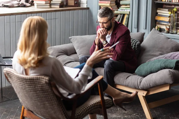 Zakenman dragen hand horloge gevoel bezorgd in gesprek met de psycholoog — Stockfoto