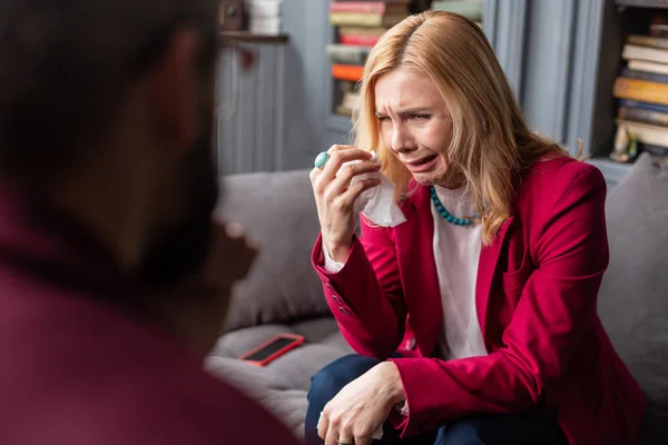 Mujer rubia usando accesorios llorando visitando terapeuta — Foto de Stock