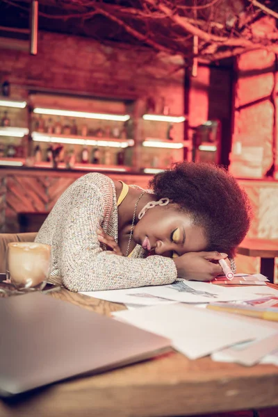 Overweary αφρο-αμερικανικό μόδα δημιουργός στον ύπνο πάνω από καφετέρια τραπέζι — Φωτογραφία Αρχείου