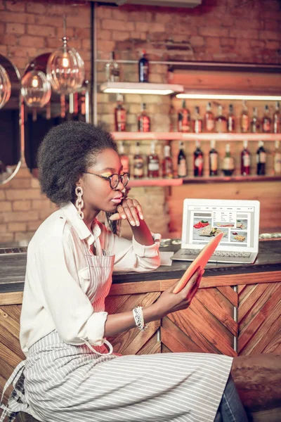 Profiel schot van Afro-Amerikaanse bar werknemer kijken naar Tablet PC — Stockfoto