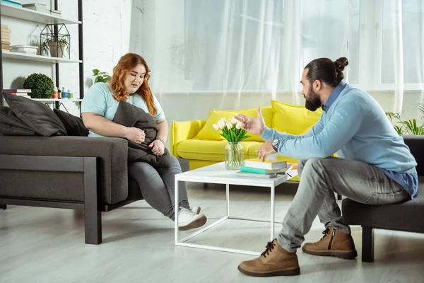 Mujer joven trastornada hablando de su problema — Foto de Stock