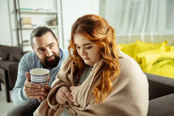 Tímido excesso de peso longhaired menina ter comer desordem — Fotografia de Stock