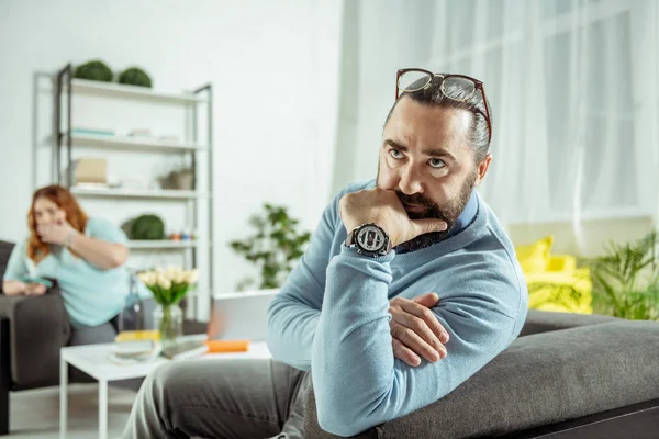 Homem barbudo emocional sendo profundo em pensamentos — Fotografia de Stock