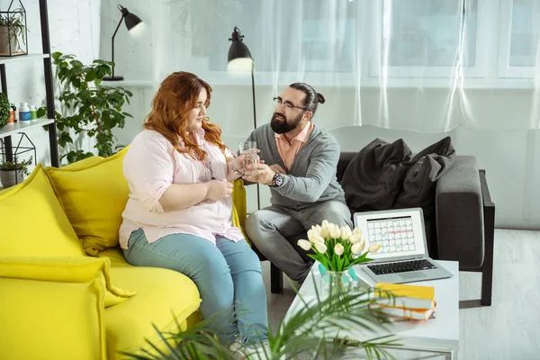 Özenli kilolu kadın kişi tavsiye parçalara dinleme